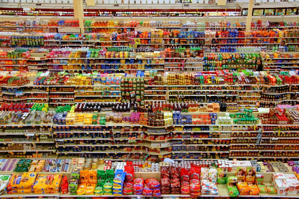 Vue d'ensemble des rayons colorés d'un supermarché