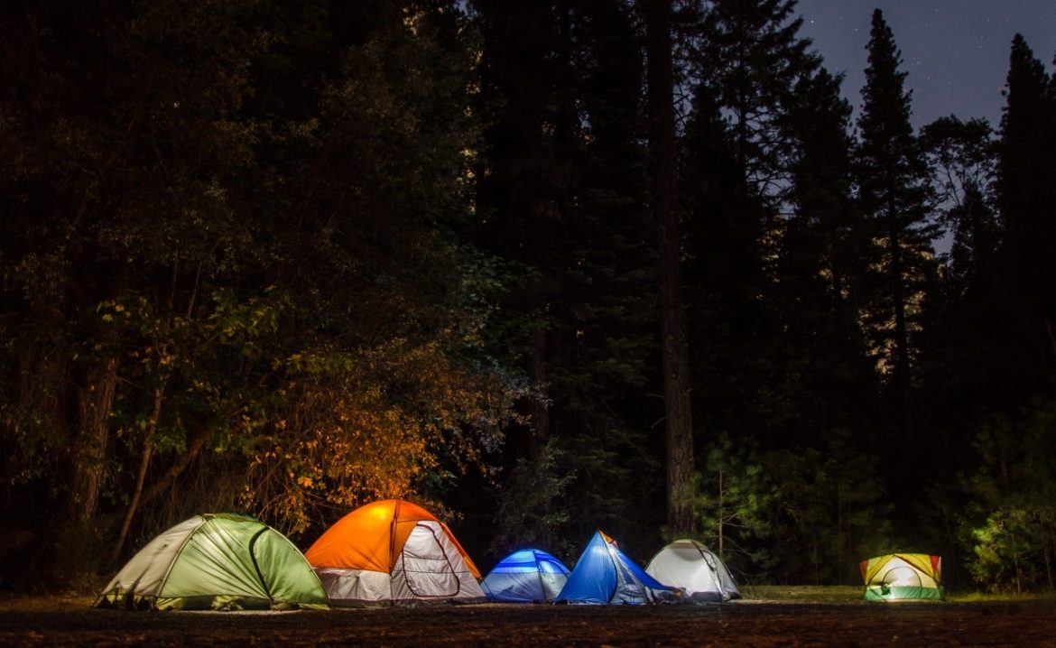 tentes de camping illuminées dans la nuit
