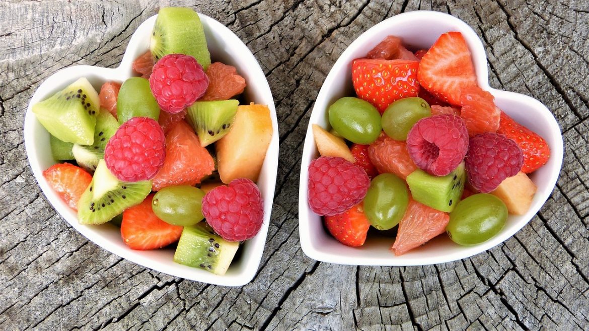 salades de fruits dans bols en forme de coeur